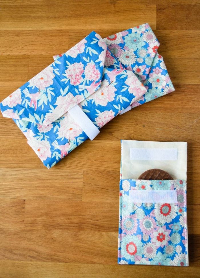  DIY reusable snack bags are perfect for packing snacks for lunch or work. A great and super easy eco swap to reduce plastic use. 