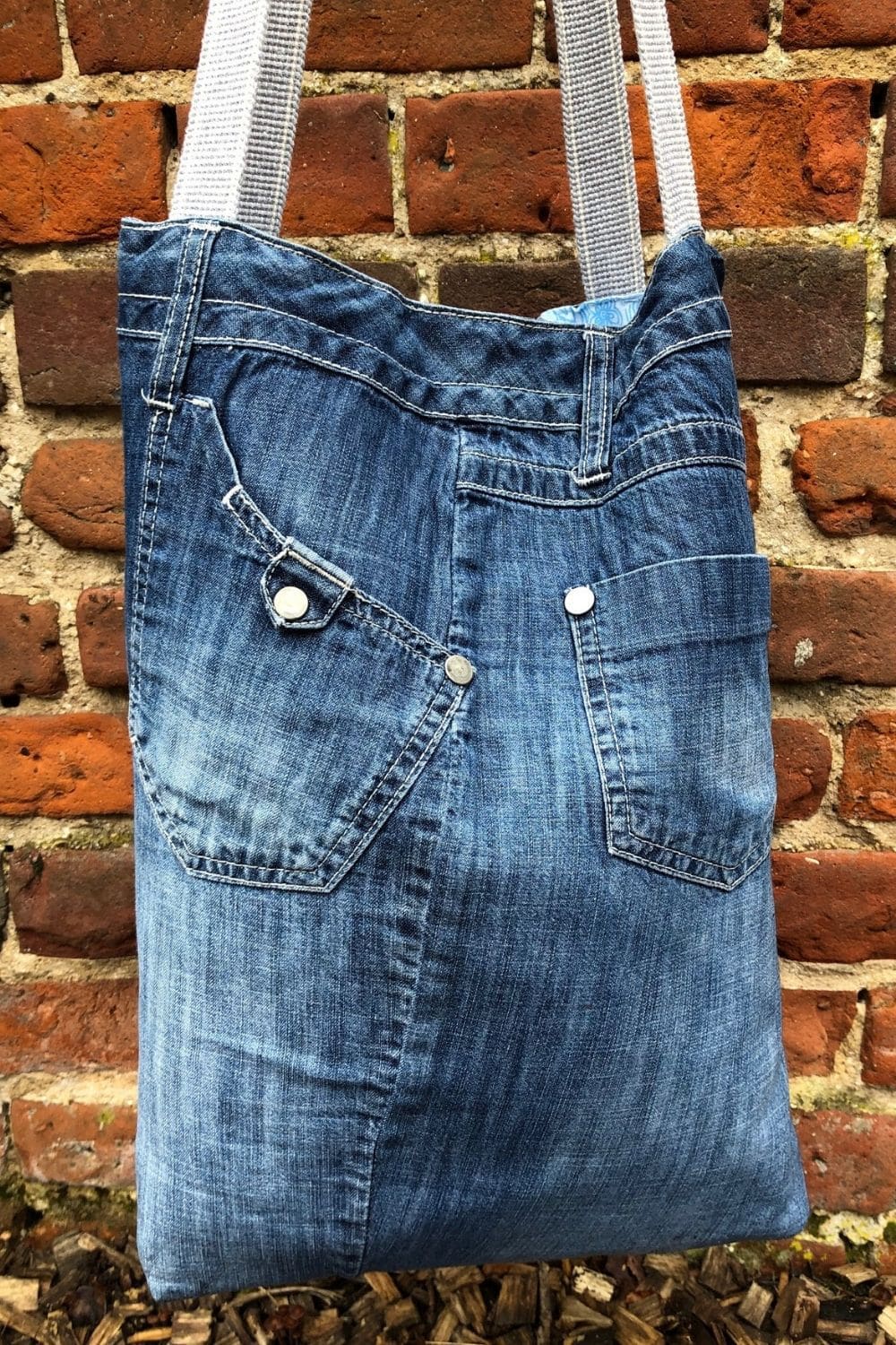 Making bags out of old jeans is super fun. Learn how with this quick and easy recycled denim bags pattern with video