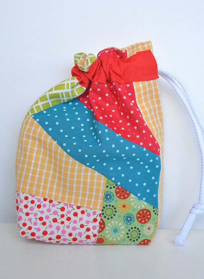 Fabric scraps as gift wrap - drawstring bag tutorial · VickyMyersCreations