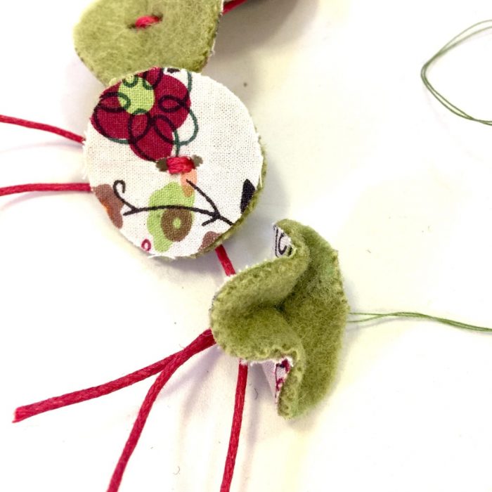 Design your own necklace using felt to create funky shapes. Easy DIY statement necklace made with felt. 