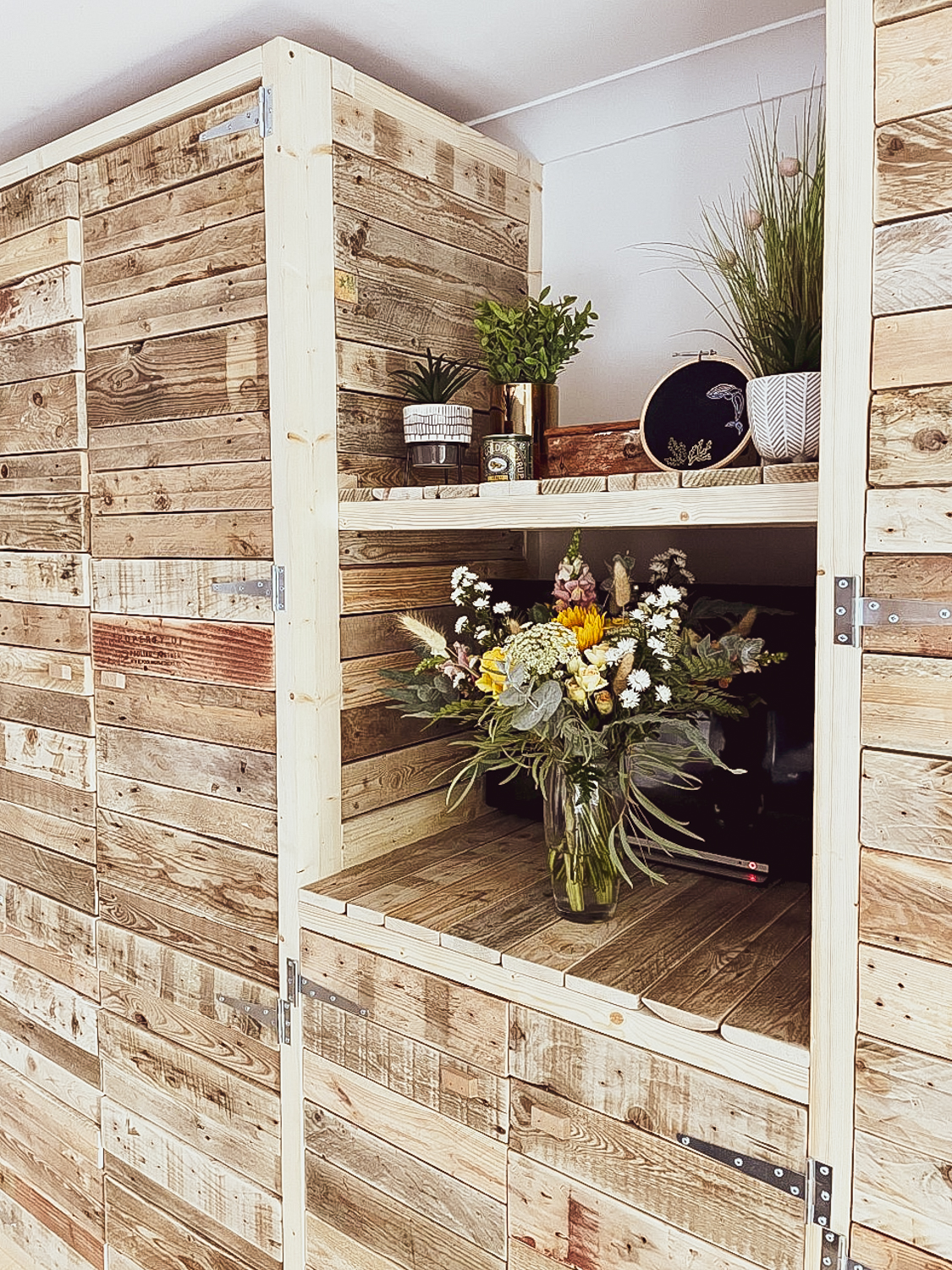 Learn how to make your own DIY pallet wardrobe/closet with step by step instructions