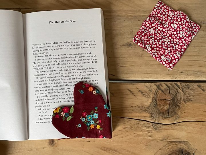 Learn how to make a fabric heart bookmark with free template to download. These heart bookmarks are perfect project for fabric scraps.